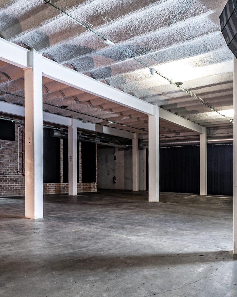 La Sala: nave diáfana con techos altos y estructura vista