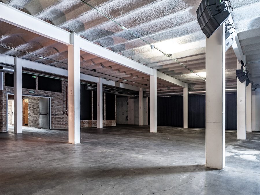 La Sala: nave diáfana con techos altos y estructura vista