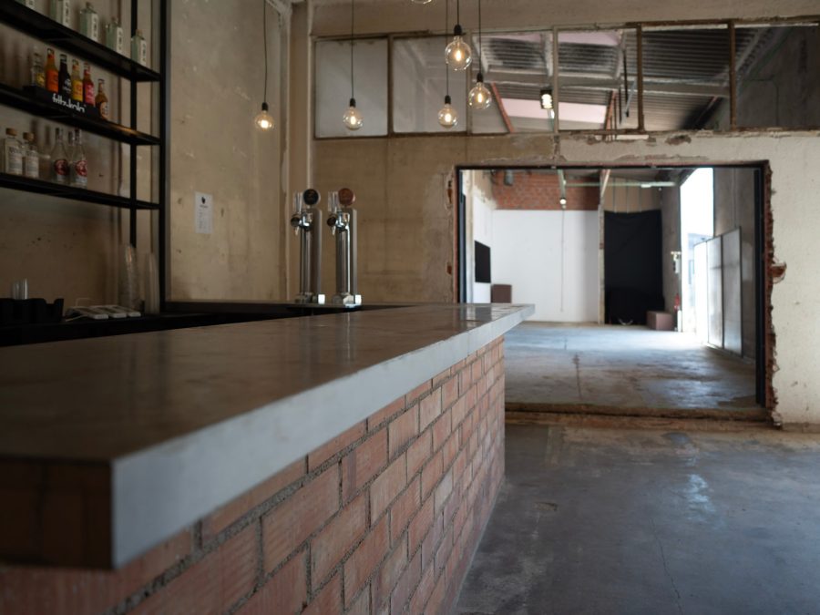 Conexión entre la galería y el bar
