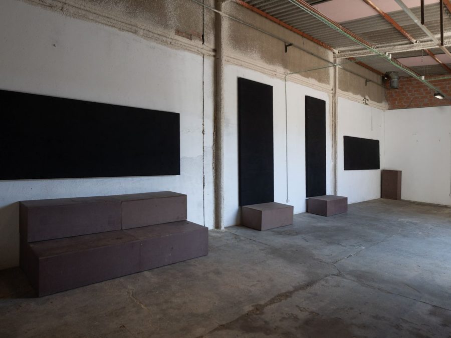 La galería, con paredes blancas y paneles acústicos negros